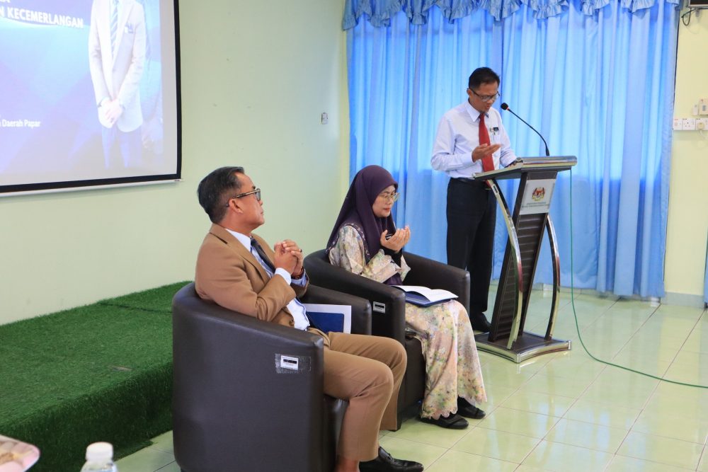 MAJLIS PENYERAHAN SURAT KEPUTUSAN KENAIKAN PANGKAT PEGAWAI PERKHIDMATAN PENDIDIKAN DAN ANGGOTA KUMPULAN PELAKSANA SECARA TIME-BASED BERASASKAN KECEMERLANGAN DAN GURU CEMERLANG (HARI PERTAMA)